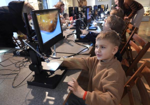 Dzieci oglądają eksponaty w Muzeum Ziemi.