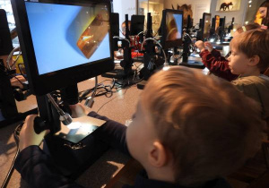 Dzieci oglądają eksponaty w Muzeum Ziemi.