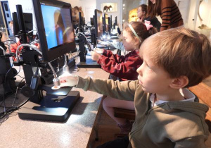 Dzieci oglądają eksponaty w Muzeum Ziemi.