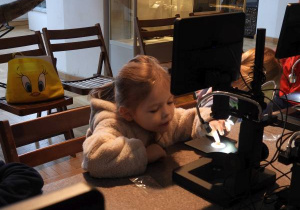 Dzieci oglądają eksponaty w Muzeum Ziemi.