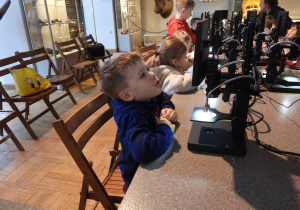 Dzieci oglądają eksponaty w Muzeum Ziemi.