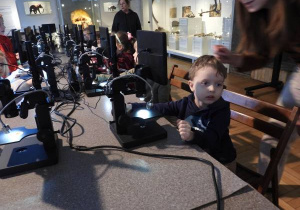 Dzieci oglądają eksponaty w Muzeum Ziemi.