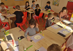 Dzieci przeliczają liczmany.