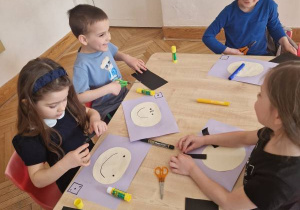 Dzieci przeliczają liczmany.