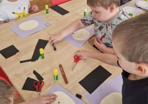 Dzieci przeliczają liczmany.