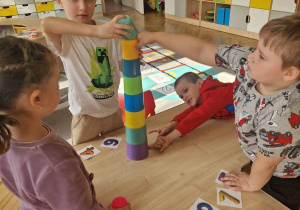 Dzieci przeliczają liczmany.