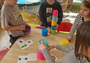 Dzieci przeliczają liczmany.