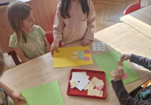 Dzieci przeliczają liczmany.