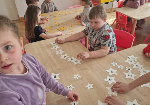 Dzieci przeliczają liczmany.