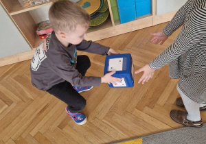 Dzieci przeliczają liczmany.