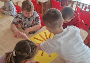 Dzieci przeliczają liczmany.