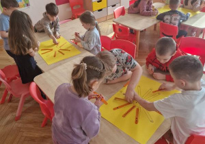 Dzieci przeliczają liczmany.