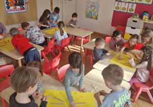 Dzieci przeliczają liczmany.