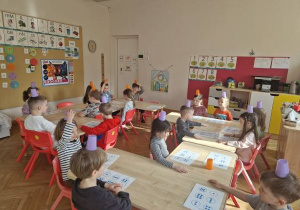 Dzieci przeliczają liczmany.