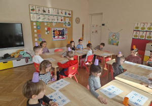 Dzieci przeliczają liczmany.