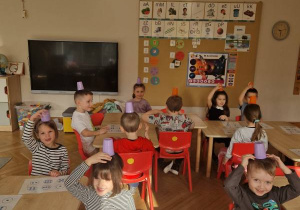 Dzieci przeliczają liczmany.