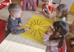 Dzieci przeliczają liczmany.