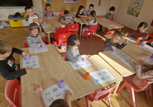 Dzieci przeliczają liczmany.