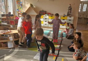 Dzieci przeliczają liczmany.