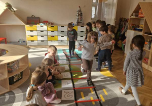 Dzieci przeliczają liczmany.