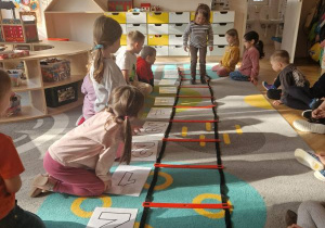 Dzieci przeliczają liczmany.