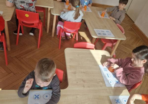 Dzieci przeliczają liczmany.