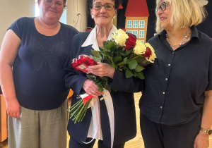 Dyrektor Przedszkola nr 14 Barbara Czakańska pozuje do zdjęcia z Panią Danutą Teresą Dworakowską.