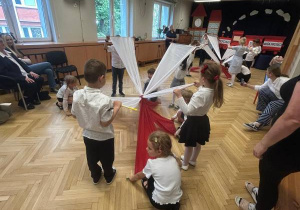 Dzieci z grupy IV prezentują występ artystyczny.