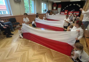 Dzieci z grupy IV prezentują występ artystyczny.