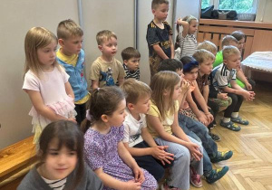 Dzieci rozmawiają z Danutę Teresę Dworakowską.