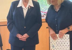 Dyrektor Przedszkola nr 14 Barbara Czakańska oraz Pani Danuta Teresa Dworakowska rozmawiają z dziećmi.