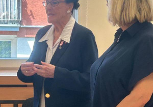 Dyrektor Przedszkola nr 14 Barbara Czakańska oraz Pani Danuta Teresa Dworakowska rozmawiają z dziećmi.