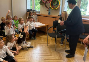 Dzieci rozmawiają z Danutę Teresę Dworakowską.