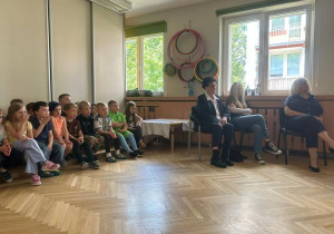 Dzieci rozmawiają z Danutę Teresę Dworakowską.