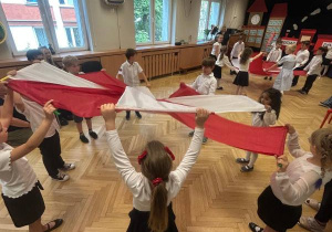 Dzieci z grupy IV prezentują występ artystyczny.