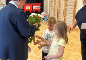 Dzieci wręczają kwiaty Pani Danucie Teresie Dworakowskiej.