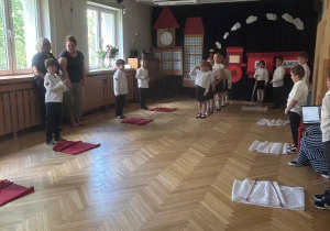Dzieci z grupy IV prezentują występ artystyczny.