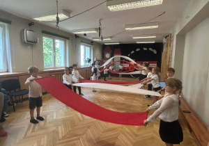 Dzieci z grupy IV prezentują występ artystyczny.