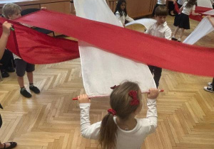 Dzieci z grupy IV prezentują występ artystyczny.