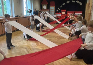Dzieci z grupy IV prezentują występ artystyczny.