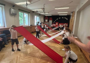 Dzieci z grupy IV prezentują występ artystyczny.