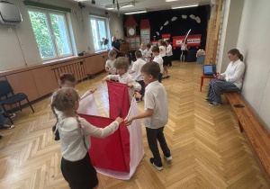 Dzieci z grupy IV prezentują występ artystyczny.