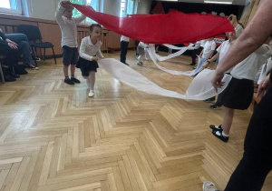 Dzieci z grupy IV prezentują występ artystyczny.