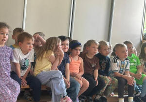 Dzieci rozmawiają z Danutę Teresę Dworakowską.