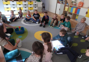 "Od pary do atomu" - dzieci wykonują doświadczenia.