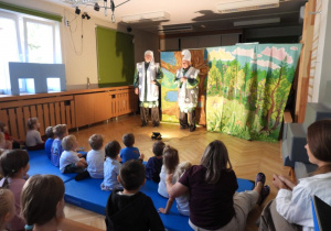 Dzieci oglądają teatrzyk pt. „Porządki Pajacyka”.
