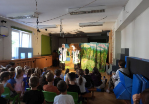 Dzieci oglądają teatrzyk pt. „Porządki Pajacyka”.