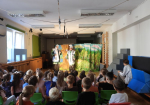 Dzieci oglądają teatrzyk pt. „Porządki Pajacyka”.