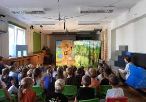 Dzieci oglądają teatrzyk pt. „Porządki Pajacyka”.
