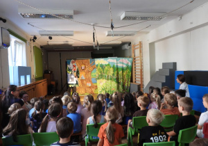 Dzieci oglądają teatrzyk pt. „Porządki Pajacyka”.